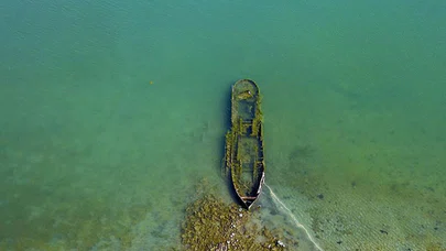Van Gölü'nün çekilmesiyle batık gemi kalıntıları ortaya çıktı