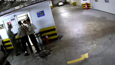 Darbecilerin Silah Ve Mühimmatı Yağmaladığı Görüntüler Ortaya Çıktı