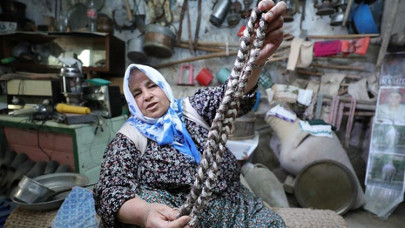 Atmaya kıyamadığı eski eşyaları kayadan oyma odada sergiliyor