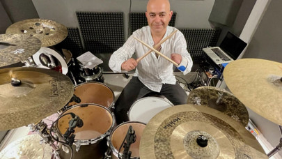 Mehmet Akif öğretmen, ampute koluna sabitlediği bagetle bateri çalıyor