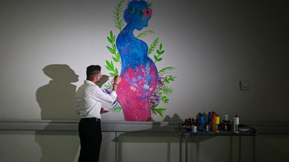 Çalıştığı hastanenin duvarlarını resimlerle süsleyen engelli temizlik görevlisi resim öğretmeni oldu