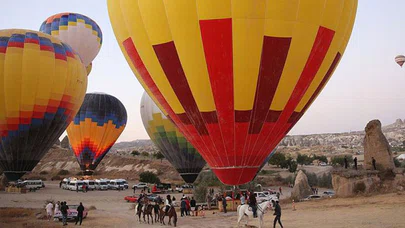 Yerli sıcak hava balonları ilk kez turistlerle uçtu