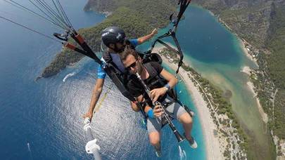 Paraşütle 800 Metreye Çıktı: Havada Klarnet Çaldı