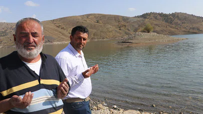 Yakınlarının Mezarlarına Yaklaşamıyorlar!