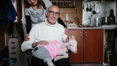 Hayvansever aile annesiz kalan kuzuya "sıcak yuva" oldu