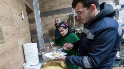 Depremzedelere evlerini açan Hataylı Güzel kardeşler 3 öğün yemek dağıtıyor