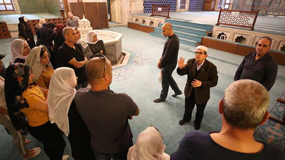 Makamlarıyla okuduğu ezanla ziyaretçileri hayran bırakıyor