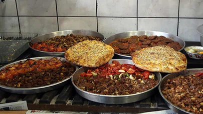 Kahramanmaraş'ın tescilli 'Eli böğründe' yemeği iftar sofralarını süslüyor