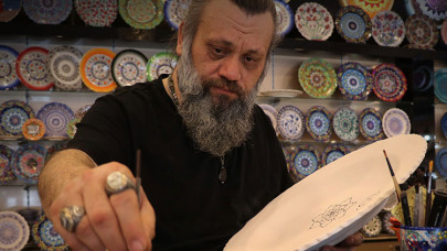 Kütahyalı çini ustası eserlerini resim ve gravürle zenginleştiriyor