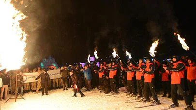 JAK timlerinden Sarıkamış şehitleri anısına meşaleli kayak gösterisi