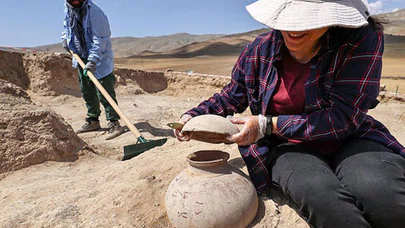 Çavuştepe Kalesi'nde bulunan 45 urne arkeologlarca mercek altına alındı