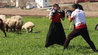Diyarbakırlı kick boks şampiyonu Meyrama Çelebi başarılarıyla köyündeki kızlara örnek olmak istiyor