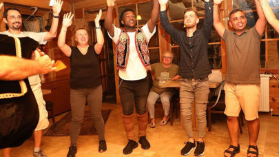 Ganalı doktor adayı, horon oynadığı videolarıyla Karadeniz kültürünü tanıtıyor