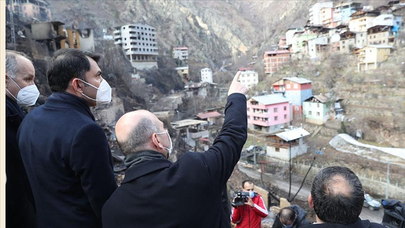 Soylu ve Kurum çok sayıda evin yandığı Dereiçi köyünde incelemelerde bulundu