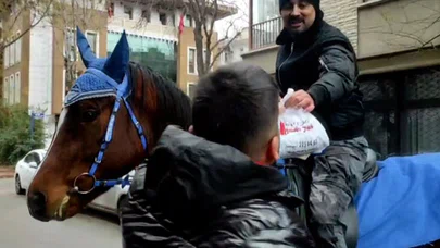 Küresel ısınmaya dikkat çekmek için atla sipariş dağıttı