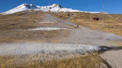 Erciyes Dağı'nda suni kar ile kayak keyfi