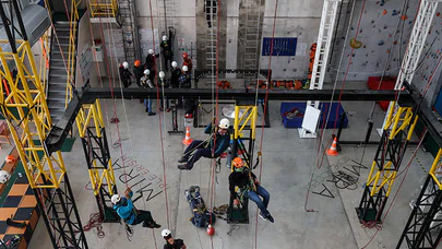 Rüzgarın cambazları ekmeklerini metrelerce yüksekte kazanıyor
