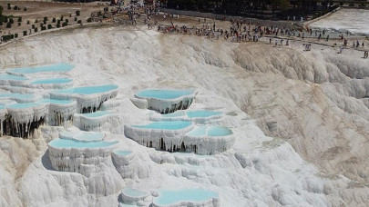 Pamukkale yaz sıcaklarında da turistlerin gözdesi