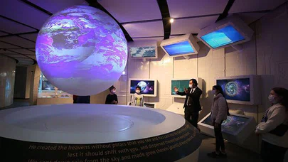 Gökmen Uzay ve Havacılık Eğitim Merkezi ziyaretçilerini adeta uzayın derinliklerine götürüyor