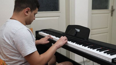 Hasta yatağında enstrümanlarla tanışan otizmli Yasin, eğitim almadan güzel sanatlar lisesini kazandı