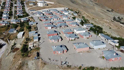 Van'da kerpiç evleri yıkılan depremzedeler TOKİ'nin yaptırdığı evlerde yaşıyor