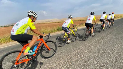Hayırseverlerin yardımlarını çocuklara 1200 kilometre pedal çevirerek dağıttılar