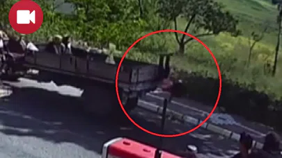 Traktörün Kasasında Ayakta Duran Küçük Kız Yere Düştü