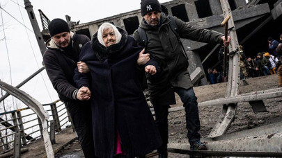 Ukrayna'nın Irpin kentinde çatışmalar sürerken siviller kaçmaya devam ediyor