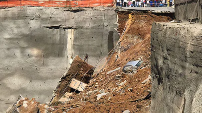 Bir İnşaatın İstinat Duvarı Çöktü: Araçlar Çukura Düştü
