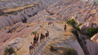Kapadokya'nın masalsı manzarasını deve safari ile keşfediyorlar