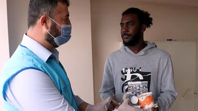 Yabancı öğrenciler gönüllülerin ve yardımseverlerin katkılarıyla hazırlanan yemeklerle oruç açıyor