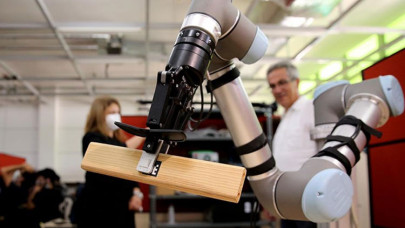 Yapay zekalı 'kalfa robotlar' fabrikalarda göreve hazır