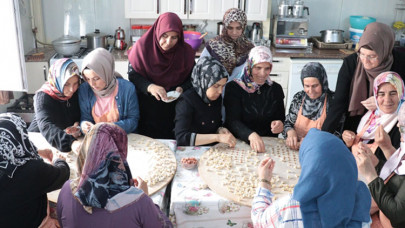 İşitme engelli kadınlar, ihtiyaç sahiplerinin yüzünü güldürmek için kolları sıvadı