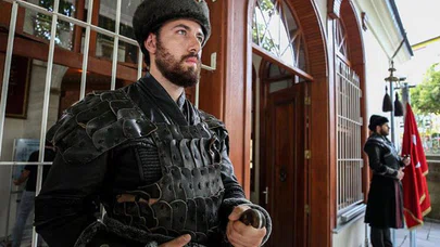 Osman Gazi Türbesi'ndeki saygı nöbeti ziyaretçileri duygulandırıyor