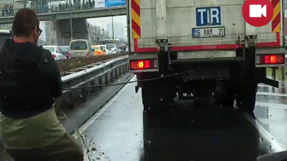 Kendini Tırın Arkasına Bağladı; Trafiği Birbirine Kattı