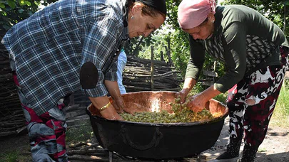 Karadenizli kadınlar geleneksel dut pekmezi yapımına başladı