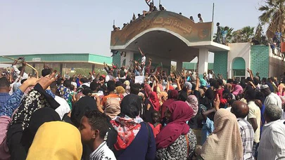 Sudan'da halk sokaklarda