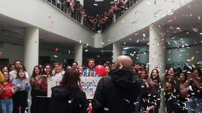 Kanseri yendi, öğrencileri sevgi gösterisiyle karşıladı