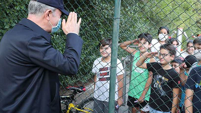 Akar ve komutanların çocuklarla samimi sohbeti