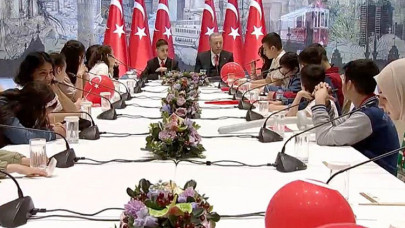 Cumhurbaşkanı Erdoğan, Bakan Özer ve beraberindeki depremzede çocukları kabul etti