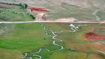 Munzur Dağları'ndaki karların erimesiyle oluşan menderesler cezbediyor