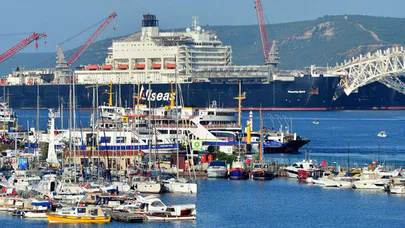 "Dev Gemi" Çanakkale Boğazı'ndan Geçti