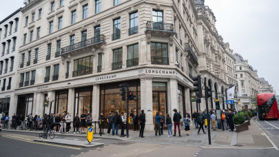 IPhone 16 İngiltere'de satışa başladı