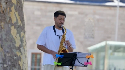 İstanbul sokaklarında 'Ceddin Deden' çalan Japon müzisyen