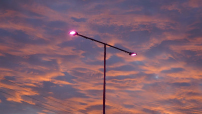 UEDAŞ meme kanseri farkındalığı için sokak lambalarını pembe renkte yaktı