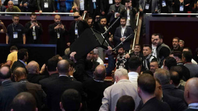 Beşiktaş kongresinde kavga çıktı sandalyeler havada uçuştu