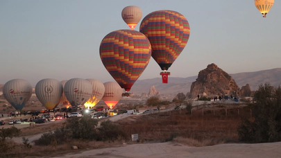 Kapadokya'da balonlar Türk bayraklarıyla uçtu