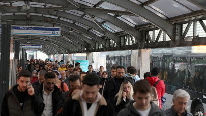 İstanbul’da her gün 1,5 milyon yolcuya hizmet eden metrobüs sorunları yolcuları mağdur ediyor