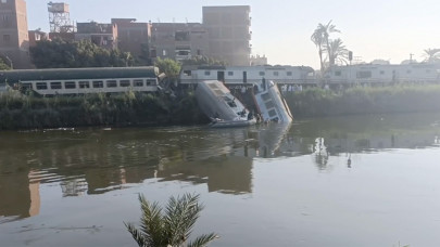 Mısır'ın Minye kentinde 2 trenin karıştığı kazada 20 kişi yaralandı