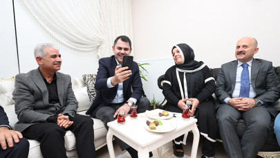 Bakan Kurum evi yıkılan başöğretmenin yeni evine misafir oldu